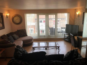 Stunning 2 bed 2 bath with free parking/wifi
